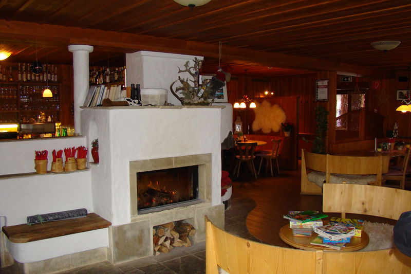 Datei:Gasthaus Dolomitenhütte 2011-12-22 offener Kamin.JPG