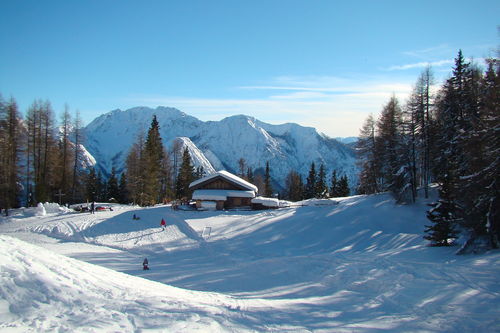 Rückansicht Skihütte mit Panorama