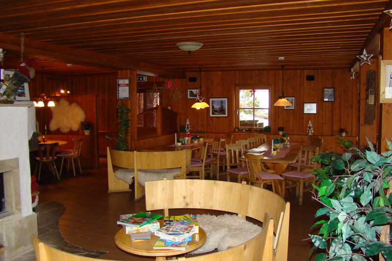Datei:Gasthaus Dolomitenhütte 2011-12-22 Dolomitenstube.JPG