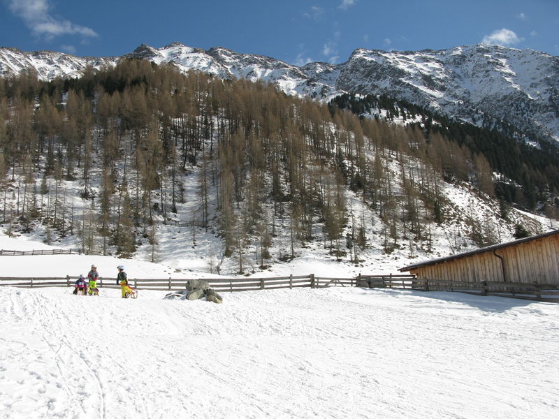 Datei:Rodelbahn Gleirschalm 2016-02-27 Rodelhügel.jpg