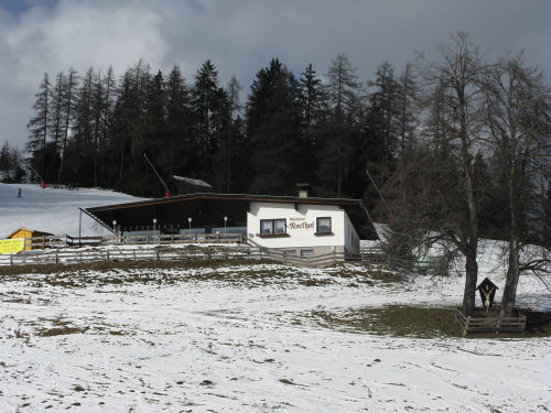 Dort angekommen, kann man sich entweder beim Nockhof (Gasthaus) stärken, bei der Mittelstation wieder in die Gondelbahn einsteigen, oder zu Fuß wieder zur Bergstation gehen und dann die Mutterer Alm - Sportrodelbahn probieren.