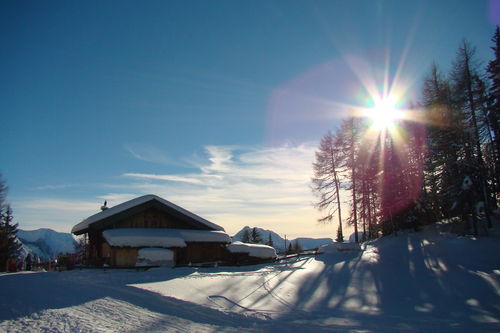 Rückansicht Skihütte groß