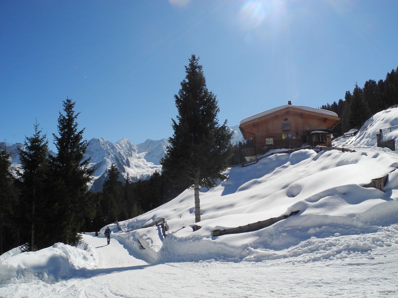 Datei:Rodelbahn Brandstattalm 2014-03-08 Alm vorraus.JPG