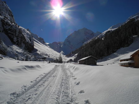 Wintersonne im Pinnistal - Blick Richtung Talschluss; aufgenommen bei der Pinnisalm.