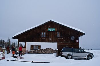 Vorderansicht der Hütte.