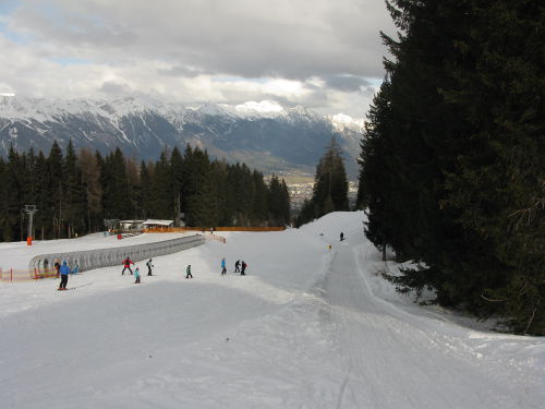 ... wo knapp unterhalb der Bergstation die Rodelbahn startet (nicht die große Schipiste queren). Die Rodelbahn verläuft im oberen Teil parallel zur Schipiste - teilweise recht steil.