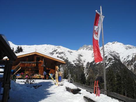 Der Ausblick von der Alm Richtung Hoher Burgstall.