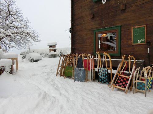 Rodeln vor der Hütte