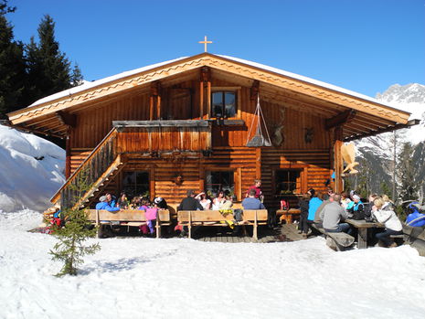 Die urige Brandstatt Alm im Stubaital an einem sonnigen Märztag im Winter 2014.