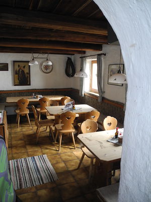 Gleich rechts vom Eingang befindet sich die kleine Gaststube der Gleirschalm - ein idealer Platz für private Feiern.