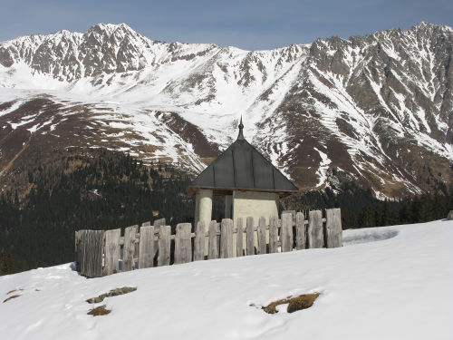 Jetzt nur noch vorbei an einer kleinen Kapelle ...