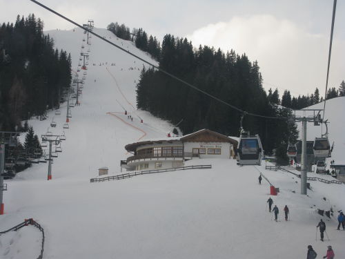 Oben angekommen muss man nach links gehen, vorbei am Mutterer Alm Erlebnisrestaurant und über die Schipiste, wo man...