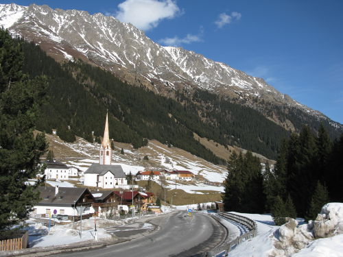 Der untere Ausgangspunkt befindet sich in der kleinen Gemeinde St. Sigmund im Sellraintal. Anreisen kann man via Bus (der von Innsbruck aus fährt - hier die Haltestelle vom Parkplatz aus fotografiert) ...