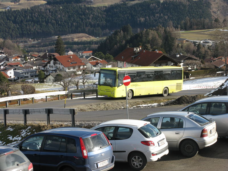 Datei:Rodelbahn Mutterer Alm 2014-02-01 Autos und Bus.jpg