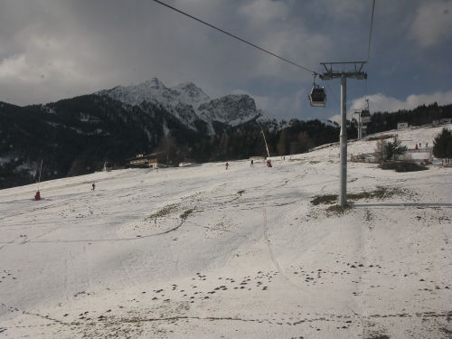 Die gemütlichste Art zum oberen Beginn der Rodelbahn zu gelangen ist die Mutterer Alm Bahn - gehen auf der Sportrodelbahn selbst ist verboten.