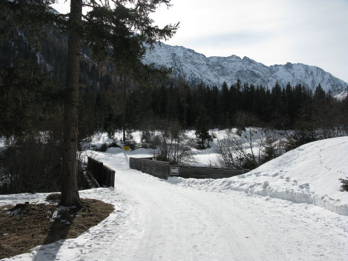 Gleich danach kommt man kurz aus dem Wald heraus, überquert die Brücke über den winterlichen Gleirschbach ...