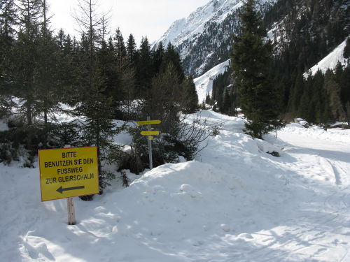 ... und verlässt dann für den Aufstieg die Rodelbahn ...